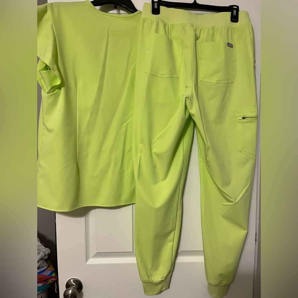 Figs Lime Green Scrub Set - Picture 2 of 5